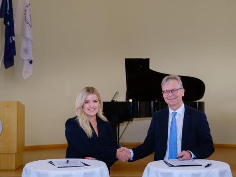 Áslaug Arna Sigurbjörnsdóttir og Jón Atli Benediktsson handsala samningana í Hátíðasal.
